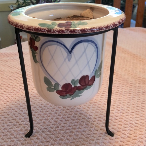 Levine Gifts Other - Levine Gifts Ceramic Pot Planter Bowl Sunnyvale Flowers Heart w/stand 8.25x7.25”